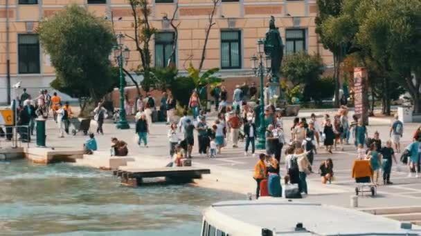 VENICE, ITALY, SEPTEMBER 7, 2017: People stroll along Venetian embankment — Stock Video