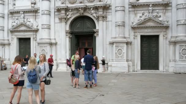 VENISE, ITALIE, 7 SEPTEMBRE 2017 : Magnifique moulage d'argile blanche sur l'une des cathédrales vénitiennes et les touristes qui se promènent — Video