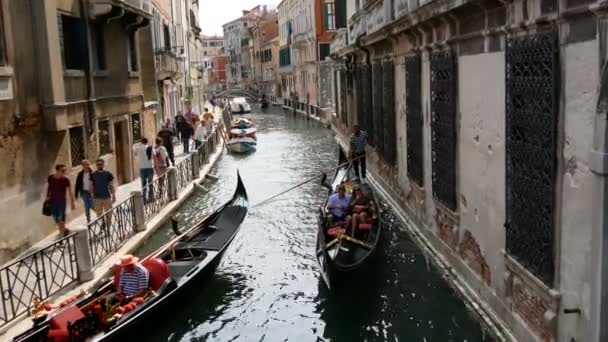 VENECIA, ITALIA, 7 DE SEPTIEMBRE DE 2017: uno de los pintorescos canales venecianos en los que las góndolas y los gondoleros dirigen a turistas enrollados — Vídeos de Stock