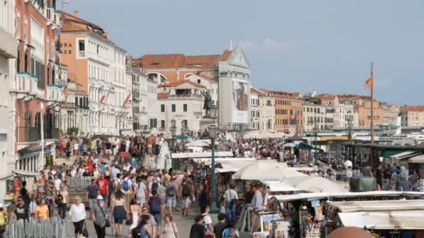 VENICE, ITÁLIA, SETEMBRO 7, 2017: Uma das principais ruas de lembrança de compras de Veneza na orla marítima, em que multidões de turistas e lojas — Vídeo de Stock