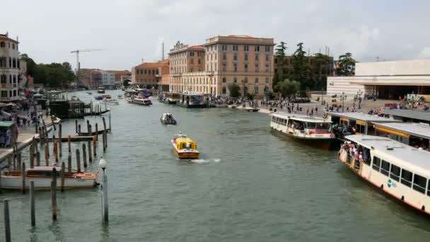 Benátky, Itálie, 7 září 2017: Pohled na Grand Canal, podél které různé slavné gondoly a turistické lodě jít s turisty — Stock video