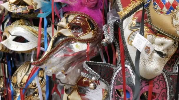 베니스, 이탈리아, 9 월 7 일, 2017: 다양 한 베네치아 마스크 기념품, 세계 유명한 베네치아 카니발의 상징 — 비디오