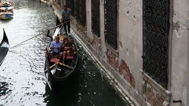 VENISE, ITALIE, 7 SEPTEMBRE 2017 : un couple de personnes âgées amoureux en gondole sur un canal vénitien — Video