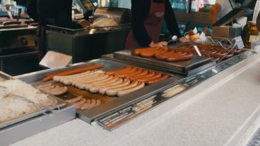 12 Eylül 2017 - Prag, Çek Cumhuriyeti: sosis ızgara, Prag'ın merkezi sokak gıda, sokak tepsi tezgahın üstünde farklı sosis çeşitli ızgara bir kadın satıcısı.