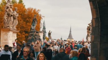 12 Eylül 2017 - Prag, Çek Cumhuriyeti: sonbaharda Vltava Nehri geçen ünlü tarihi köprü. İnsan kalabalığı yürüme Prag'daki Charles Köprüsü boyunca geçmiş ünlü heykel ve Heykel Sergisi.