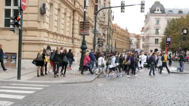 12 de septiembre de 2017 - Praga, República Checa: multitud de personas cruza la calle en un cruce peatonal hacia la luz verde de un semáforo, un paisaje urbano, el centro de Praga — Vídeo de stock