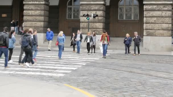2017年9月12日-布拉格, 捷克共和国: 人群在行人过路处穿过街道, 到红绿灯的绿灯, 城市景观, 布拉格市中心 — 图库视频影像