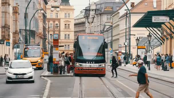 12 września 2017 r. - Prague, Republika Czeska: ulice miasta, krajobraz miejski, nowoczesny tramwaj z którego ludzie zostawić i siedzieć, dyski wzdłuż ulicy, centrum miasta Praga — Wideo stockowe