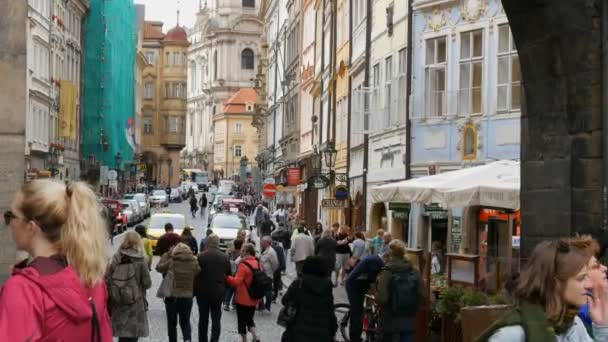 12 сентября 2017 - Прага, Чехия: толпа людей, прогуливающихся по торговым улицам города — стоковое видео