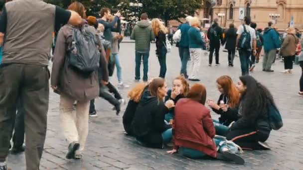 12 de setembro de 2017 Praga, República Tcheca: vista sobre a principal Praça da Cidade Velha e para a Câmara Municipal de Praga, onde o grupo de adolescentes está sentado em um círculo e rindo — Vídeo de Stock
