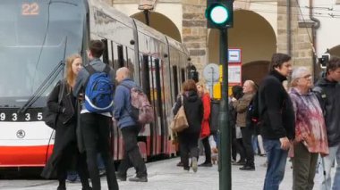 12 Eylül 2017 - Prag, Çek Cumhuriyeti: Prag'ın merkezi bir durağında tramvay, insanlar gelip içinde girin