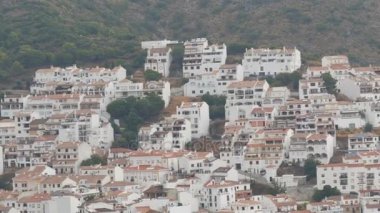 İspanya Endülüs beyaz köy çarpıcı güzelliği. Çok sayıda beyaz ev dağlarda, panoramik yüksektir