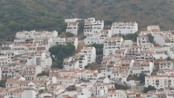 스페인의 안달루시아의 하얀 마의 멋진 아름다움. 많은 백색 집들이 높은 산, 파노라마 보기 — 비디오