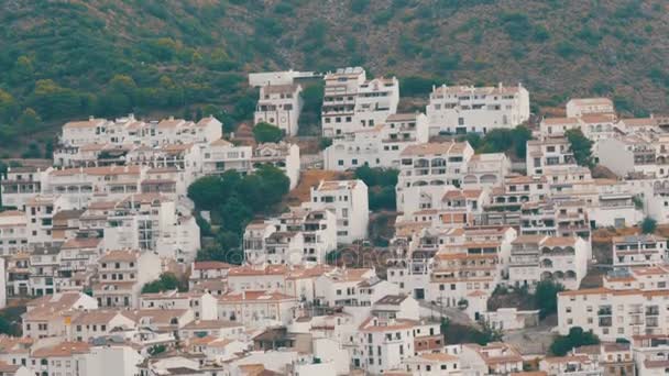 Çok sayıda beyaz ev yüksek dağlar, panoramik, İspanya Endülüs beyaz köy çarpıcı güzelliği. — Stok video