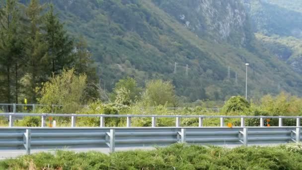 View on a beautiful mountain road in Austrian alps, view of the mountains and green meadows — Stock Video