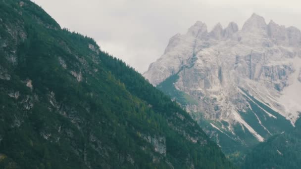 Góry pokryte są z drewna i kamienia szczyty. Alpy Włoskie, piękno krajobrazu. Skaliste szczyty górskie w śniegu. Śnieg pokrywa skalistym terenie polar górskiego. — Wideo stockowe