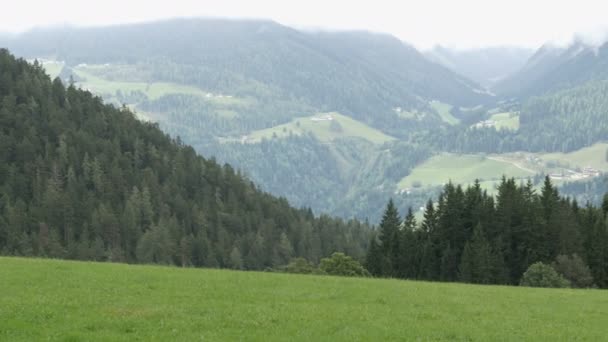 Horské pásmo rakouských Alp, na kterém sjezdovky. Lyžařské středisko na podzim obklopen mlha — Stock video