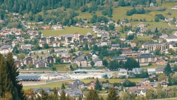 Gran número de casas de madera en una estación de esquí, en el valle de los Alpes austriacos — Vídeos de Stock