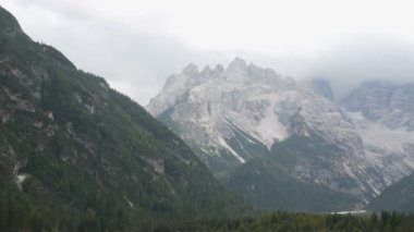 İtalyan Alpler ve dağ temiz gölün muhteşem manzarasını. Dağ doğa Panoraması. İtalya dağ gölü