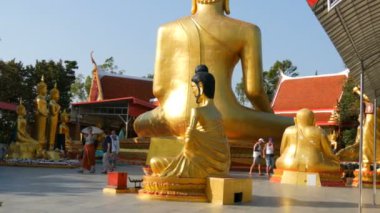 Pattaya, Tayland - 18 Aralık 2017: Budist karmaşık büyük Buda Budist din Tanrılar çeşitli heykeller tarafından çevrili tepenin kenarında rahipler ve turistler yürüyüş