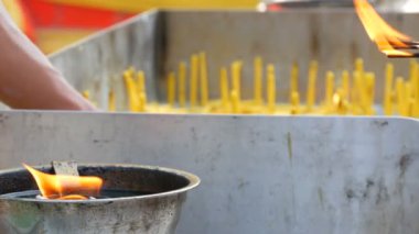 İnsanlar hafif wands iyi şanslar ve mum ateşi yukarıda kokulu. Budist din.