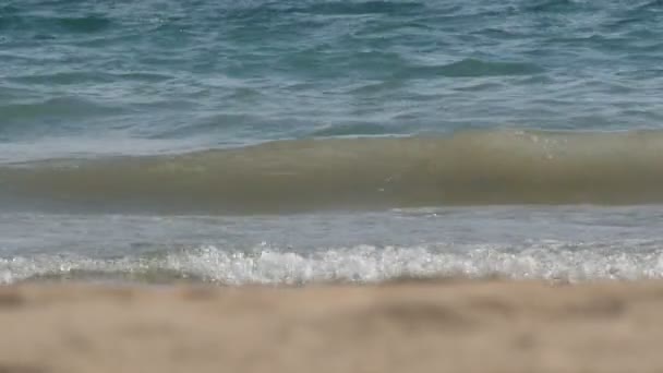 Belles vagues bleues et sable de spa en été 