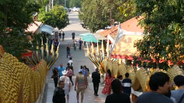 PATTAYA, THAILANDIA - 18 dicembre 2017: Turisti che visitano BIg Buddha Hill, un luogo attraente. Scale maestose con statue di draghi — Video Stock