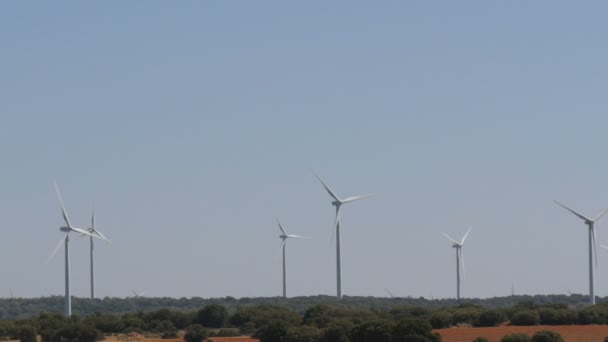 Tecnologia de energia de moinho de vento, tecnologia verde, uma solução de energia limpa e renovável, belas turbinas de moinho de vento aproveitando energia limpa, verde e eólica em campos espanhóis — Vídeo de Stock