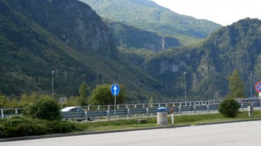 Bir güzel dağ yolda Avusturya Alpleri'nde dağlar ve çayırlar görünümünü göster