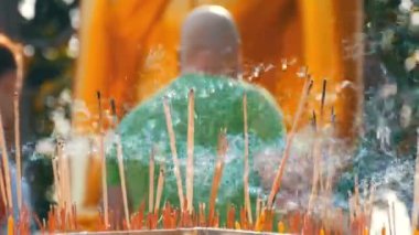 Pattaya, Tayland - 18 Aralık 2017: İyi şanslar stand ve pus Buda heykeli önünde çok hassas aroma sopa. Hill büyük Buda, Pattaya