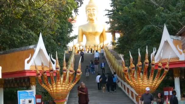 Pattaya, Thajsko - 18 prosince 2017: Turisté Big Buddha Hill, atraktivní místo. Obrovský obraz Buddhy na vrcholu kopce. Majestátní schodiště se sochami draků — Stock video