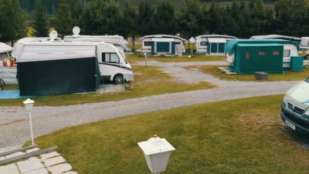 2017 年 9 月 8 日 - Unterterl、オーストリア: パーキング キャンプどの多くのトレーラーで、人々 が住んでいます。オーストリア渓谷にあるキャンプ場 — ストック動画