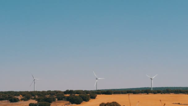 Tecnologia de energia de moinho de vento, tecnologia verde, uma solução de energia limpa e renovável, belas turbinas de moinho de vento aproveitando energia limpa, verde e eólica em campos espanhóis — Vídeo de Stock