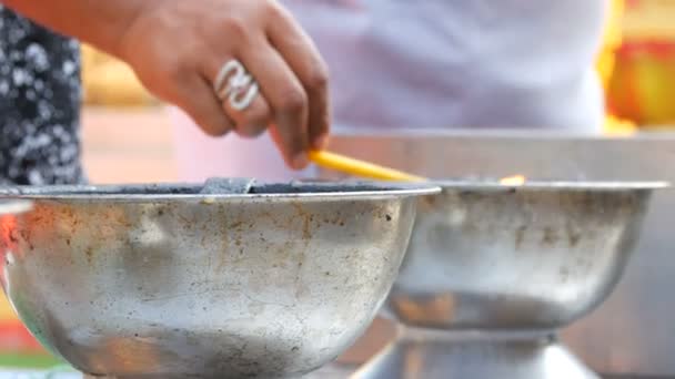 人们点燃了好运的香味魔杖, 从一碗活火中蜡蜡烛。佛教宗教. — 图库视频影像