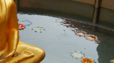 Hangi kayan nokta bir lotus şeklinde çok renkli mum Mumlar yaldızlı Buda heykeli