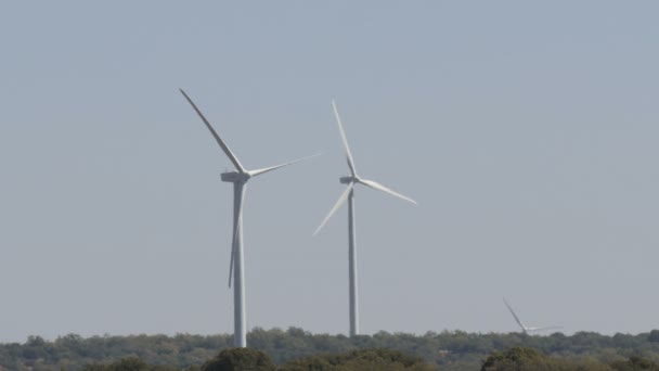 Tecnologia de energia de moinho de vento, tecnologia verde, uma solução de energia limpa e renovável, belas turbinas de moinho de vento aproveitando energia limpa, verde e eólica em campos espanhóis — Vídeo de Stock