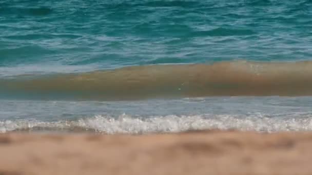 Arena amarilla sobre fondo de olas azules del mar Mediterráneo — Vídeo de stock