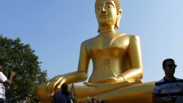 PATTAYA, TAILANDIA - 18 de diciembre de 2017: La gente se sienta y reza frente a una enorme estatua de Buda. Gran estatua de Buda de Oro en la colina Pratumnak en Pattaya, Tailandia — Vídeo de stock