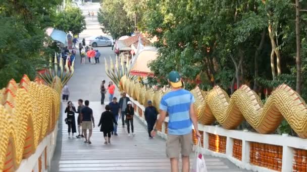 PATTAYA, TAILANDIA - 18 de diciembre de 2017: Los turistas visitan BIg Buddha Hill, un lugar atractivo.Una enorme imagen de Buda en la cima de la colina. Majestuosas escaleras con estatuas de dragones — Vídeo de stock