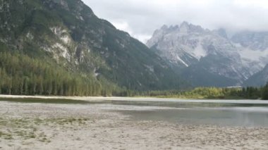 İtalyan Alpler ve dağ temiz gölün muhteşem manzarasını. Dağ doğa Panoraması. İtalya dağ gölü