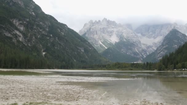 Prachtig uitzicht over de Italiaanse Alpen en de bergen schoon meer. Panorama van de bergnatuur. Bergmeer in Italië — Stockvideo