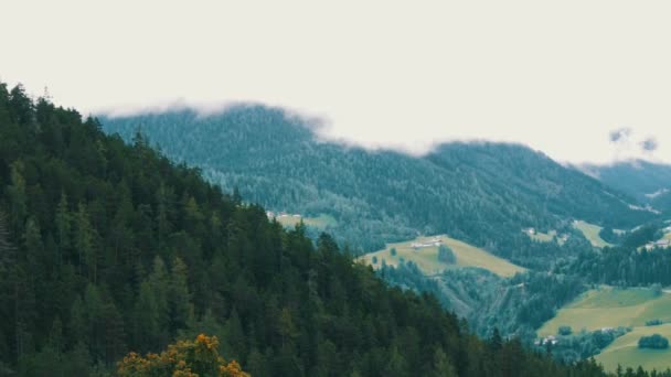 Scenic view of the mountain valley of the Austrian Alps. Many houses in valley surrounded by mountains. White homes and church, green meadow pasture. Beautiful quaint village — Stock Video