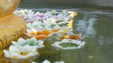 Hangi kayan nokta bir lotus şeklinde çok renkli mum Mumlar yaldızlı Buda heykeli