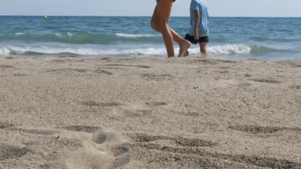 Barn promenera längs stranden av Medelhavet — Stockvideo