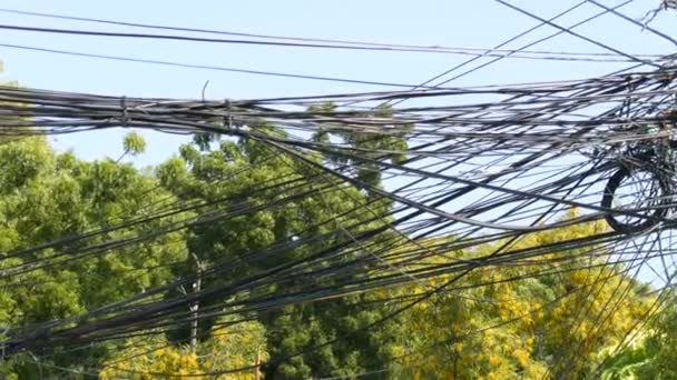 Des paquets enchevêtrés de fils aériens. Système électrique dans les rues de Pattaya, Thaïlande. Emmêlement de fils sur le poteau des services publics surchargés en Thaïlande poêle de niveau de fil 