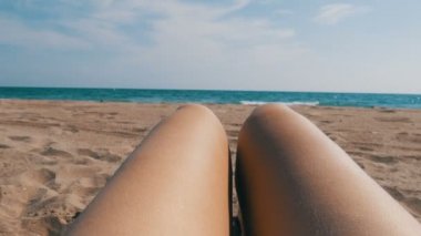 Deniz kum ve mavi arka planı sahilde dalgalar ile güneşlenme kadın bacaklar. Kadının bir plajda çıplak ayak