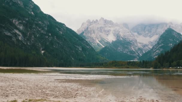 Magnífica vista dos Alpes italianos e do lago limpo da montanha. Panorama da natureza da montanha. Montanha lago na Itália — Vídeo de Stock