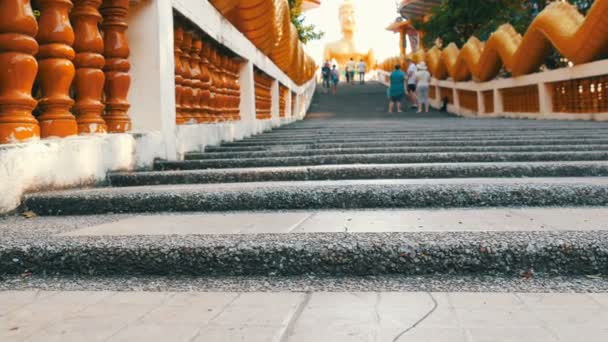 PATTAYA, THAILAND - 18 de dezembro de 2017: Turistas visitam BIg Buddha Hill, um lugar atrativo.Uma enorme imagem de Buda no topo da colina. Escadas majestosas com estátuas de dragões — Vídeo de Stock