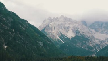 İtalyan Alpler ve dağ temiz gölün muhteşem manzarasını. Dağ doğa Panoraması. İtalya dağ gölü