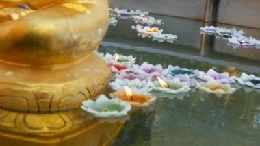 Hangi kayan nokta bir lotus şeklinde çok renkli mum Mumlar yaldızlı Buda heykeli